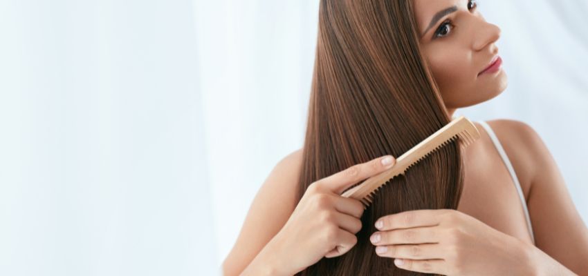 Before applying the dye, ensure that your hair is free of tangles. Gently comb or brush through your hair using a wide-toothed tool.