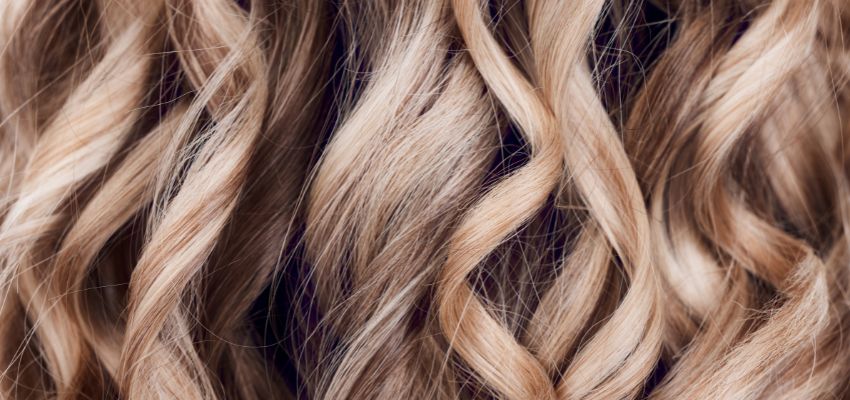 Bronde hair color is the trend for spring/summer 2024. It provides a fresh and smart alternative for those seeking a new look.